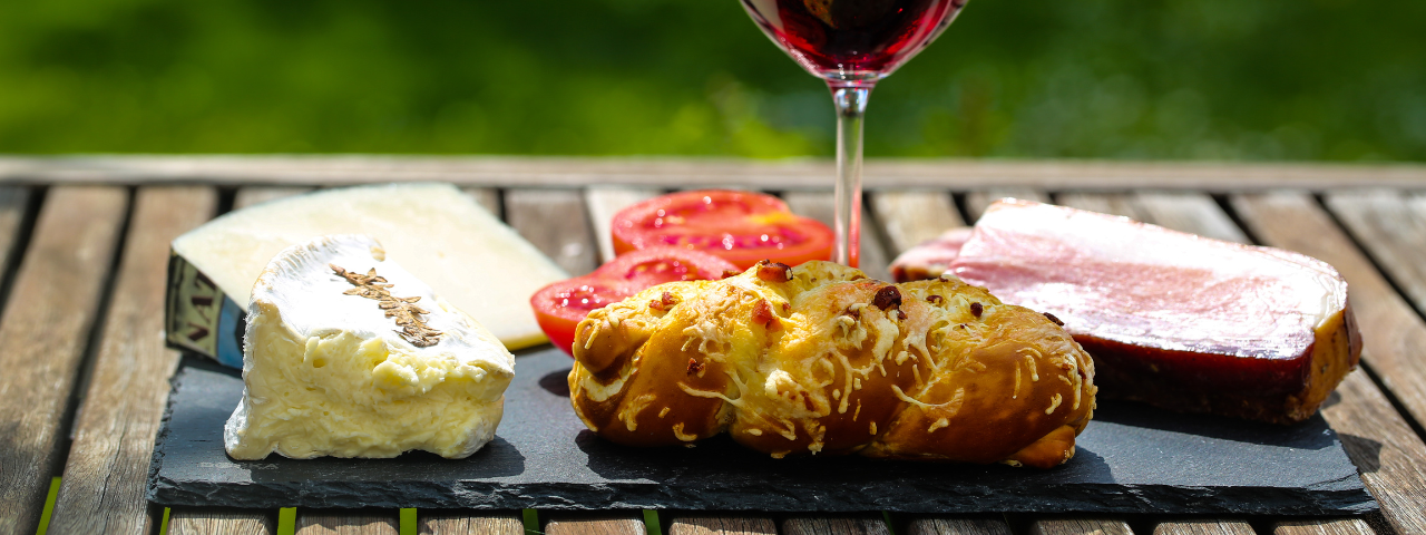 présentation plateau assiette fromages vin nourritures sur ardoise